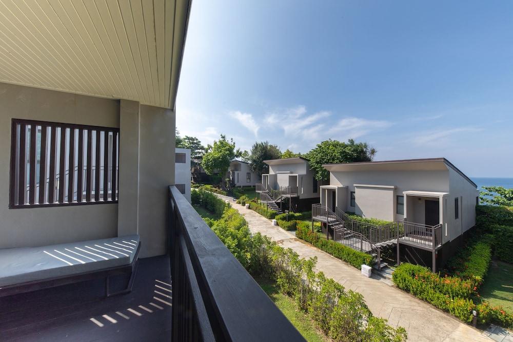 Resort Resort, Leam Tong